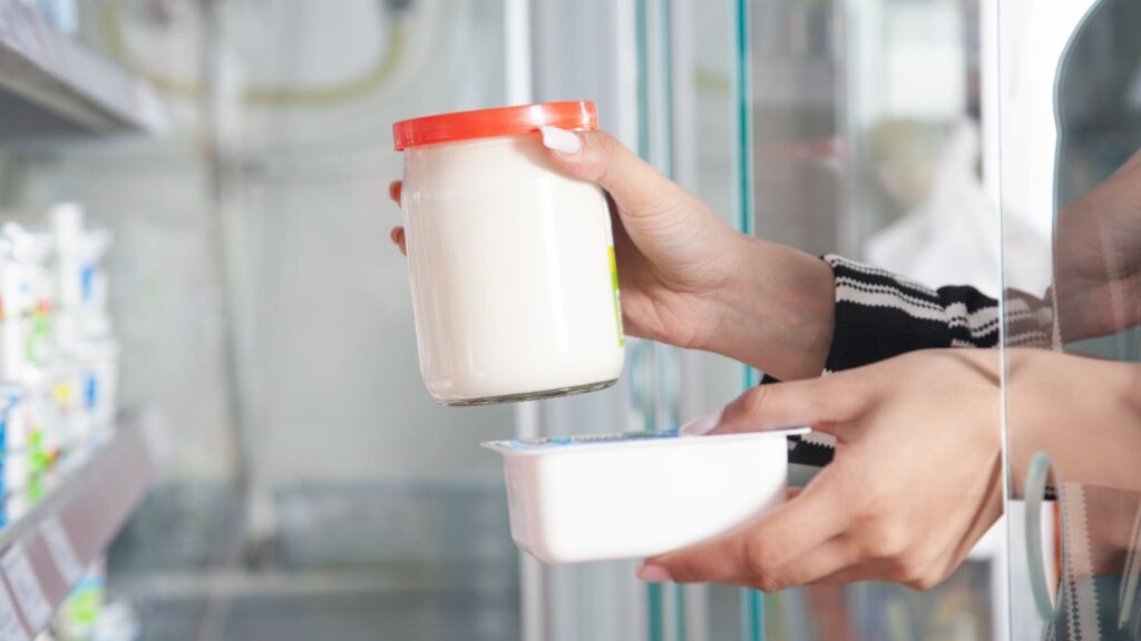 Khách hàng cầm 2 loại kefir (1) - BOH Kefir