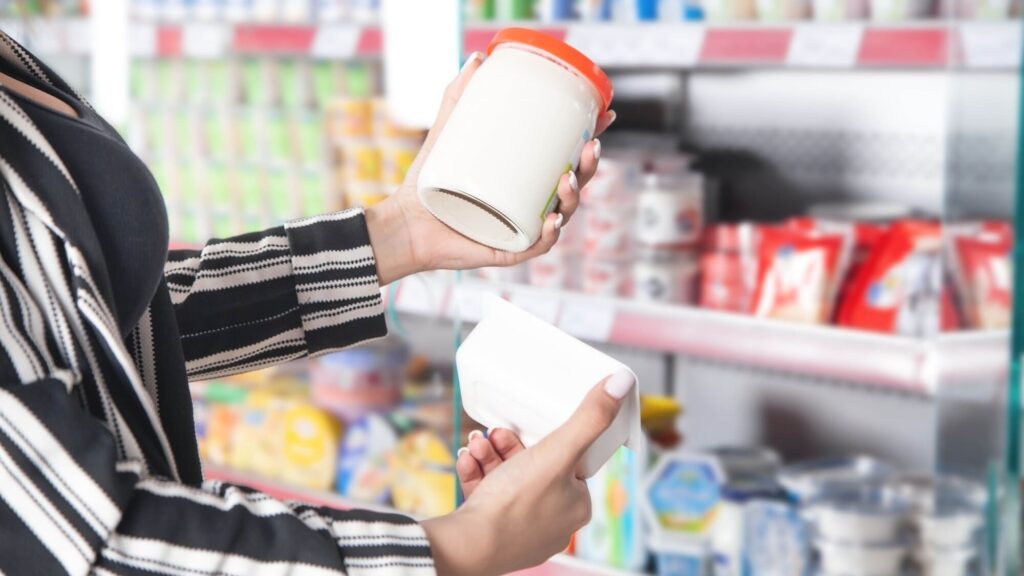 Khách hàng cầm 2 loại kefir (2) - BOH Kefir