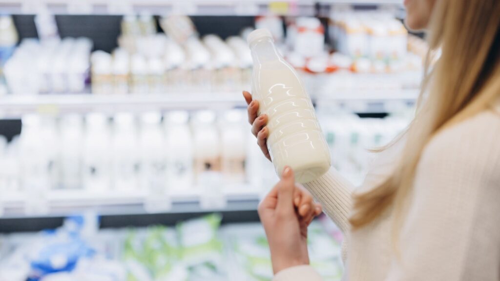 Khách hàng cầm chai kefir nguyên chất (1) - BOH Kefir