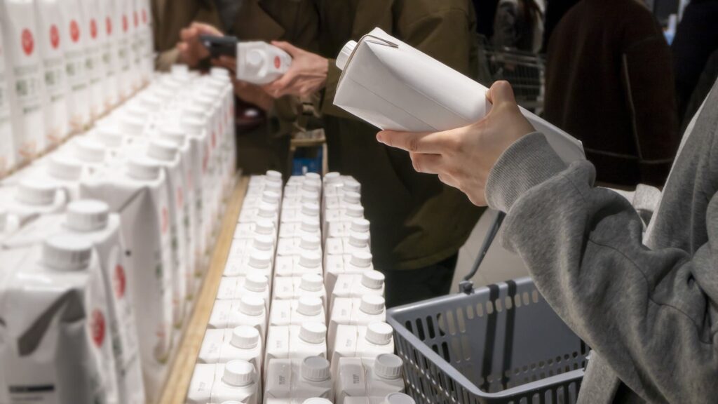 Khách hàng cầm chai sữa chua kefir nguyên chất (3) - BOH Kefir