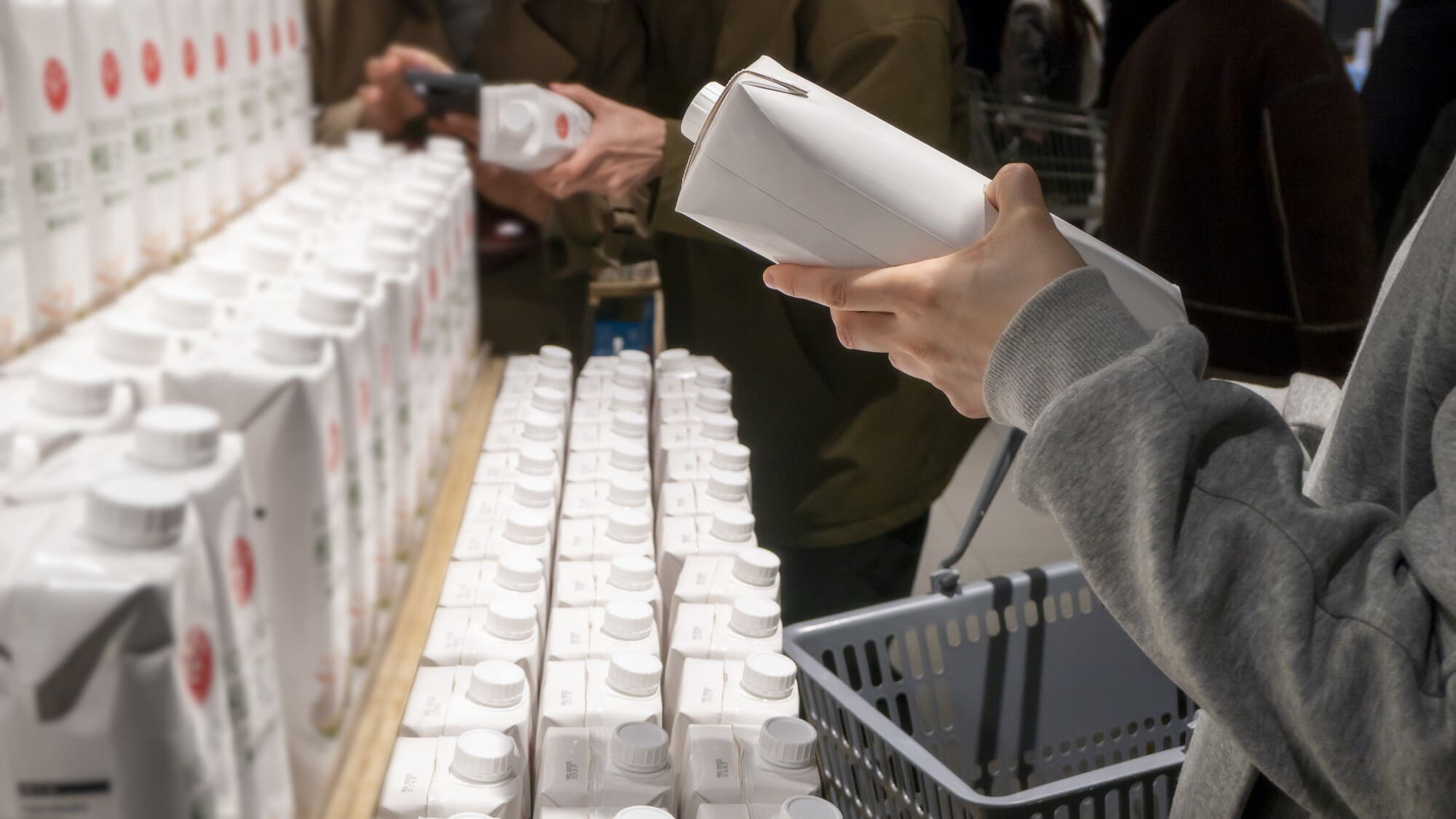 Khách hàng cầm chai sữa chua kefir nguyên chất (3) - BOH Kefir