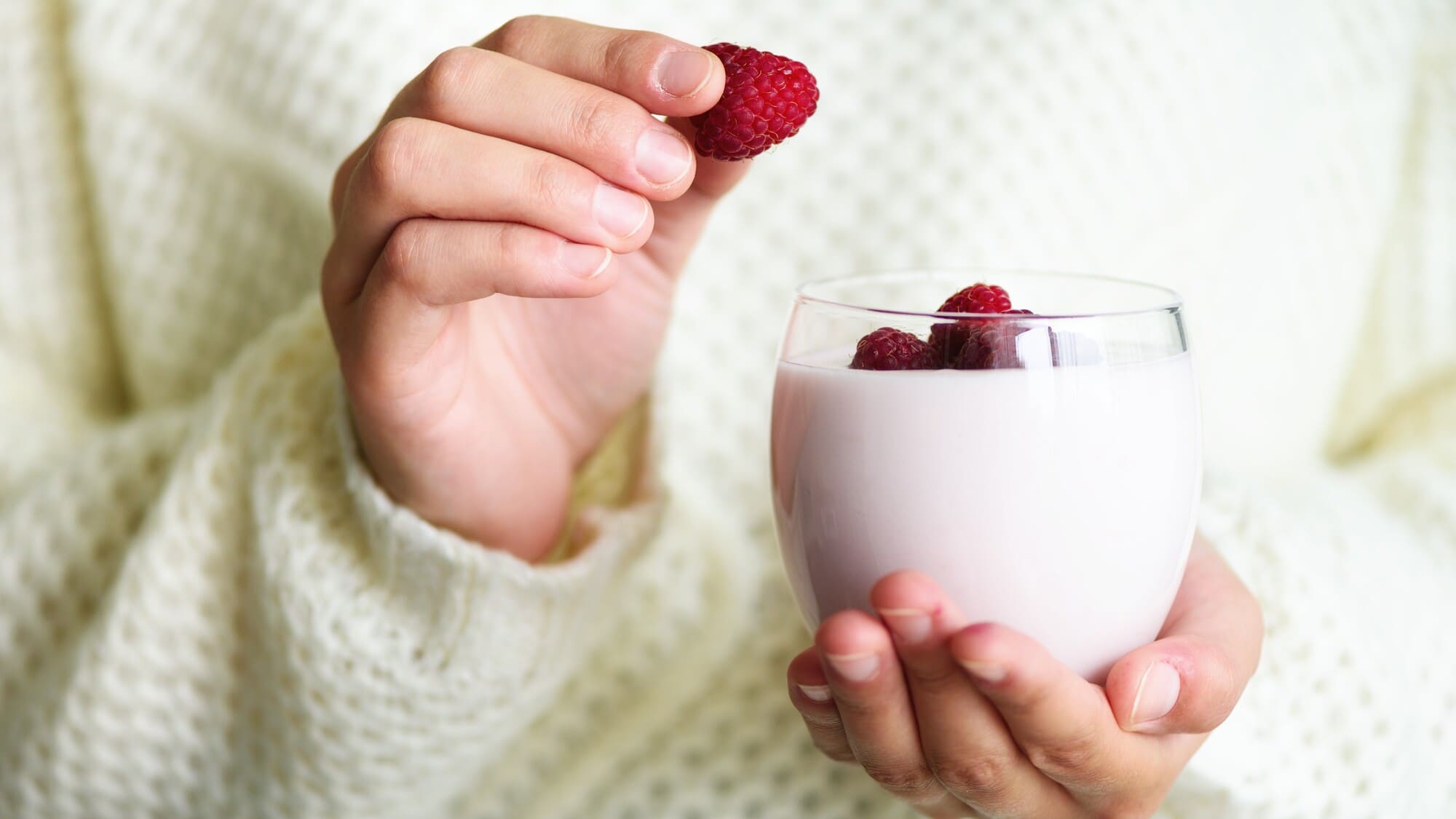 Khách hàng dùng kefir dâu tây tươi - BOH Kefir