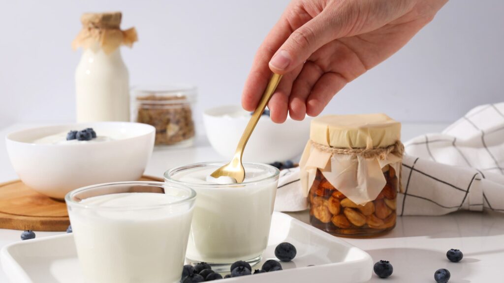Khách hàng múc sữa chua kefir nguyên chất - BOH Kefir