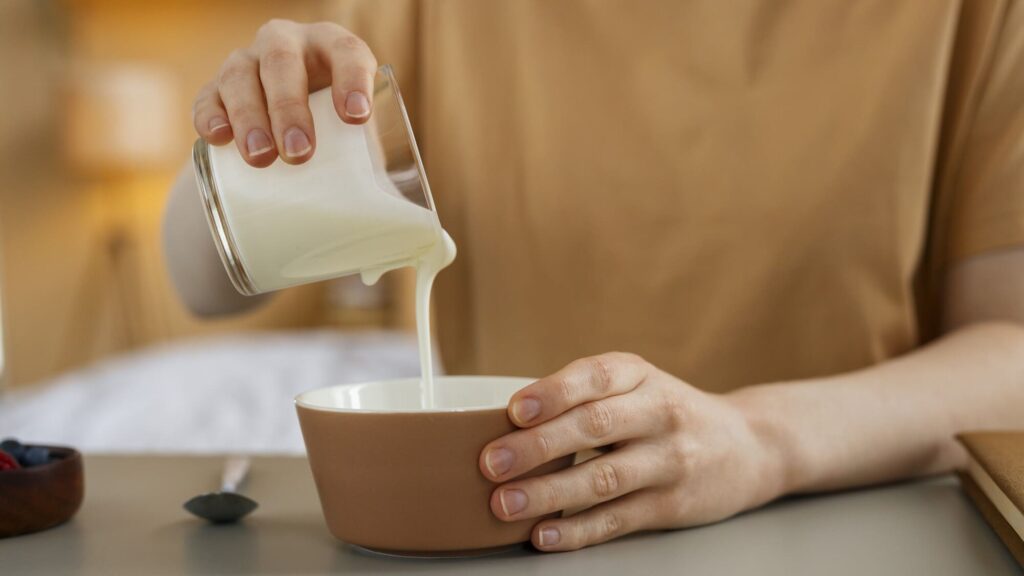 Khách hàng rót sữa chua kefir nguyên chất - BOH Kefir