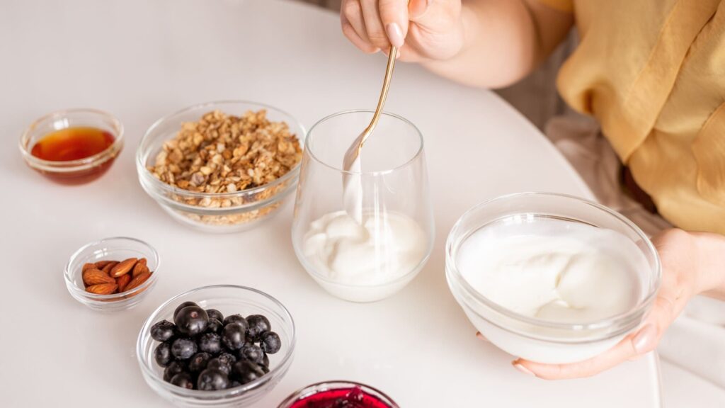 Làm bữa sáng sữa chua kefir nguyên chất - BOH Kefir