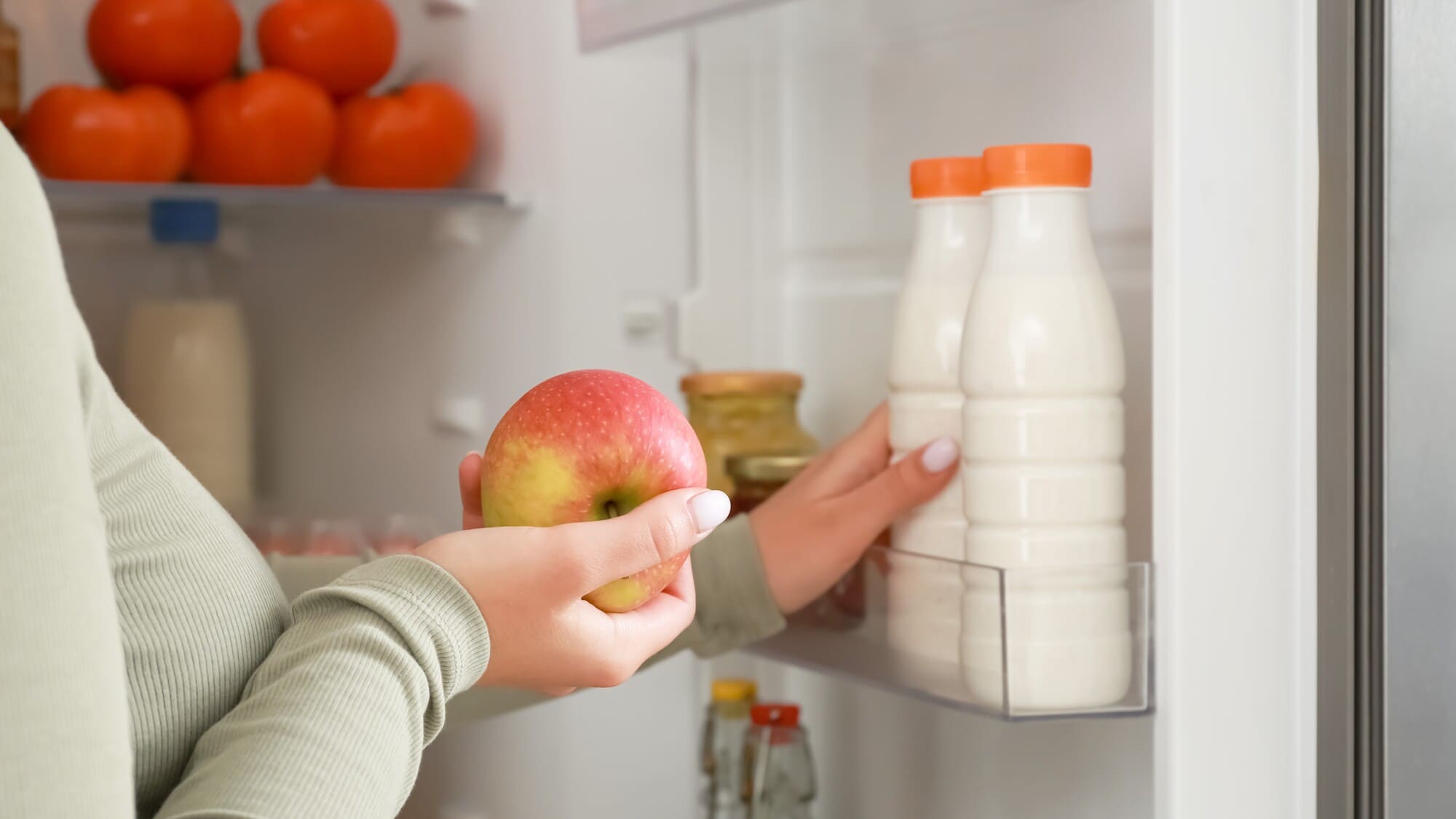 Lấy sữa chua kefir khỏi tủ lạnh (2) - BOH Kefir