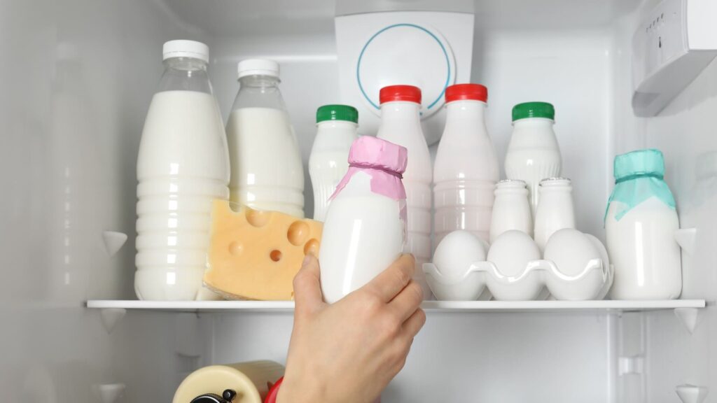 Lấy sữa chua kefir khỏi tủ lạnh (5) - BOH Kefir