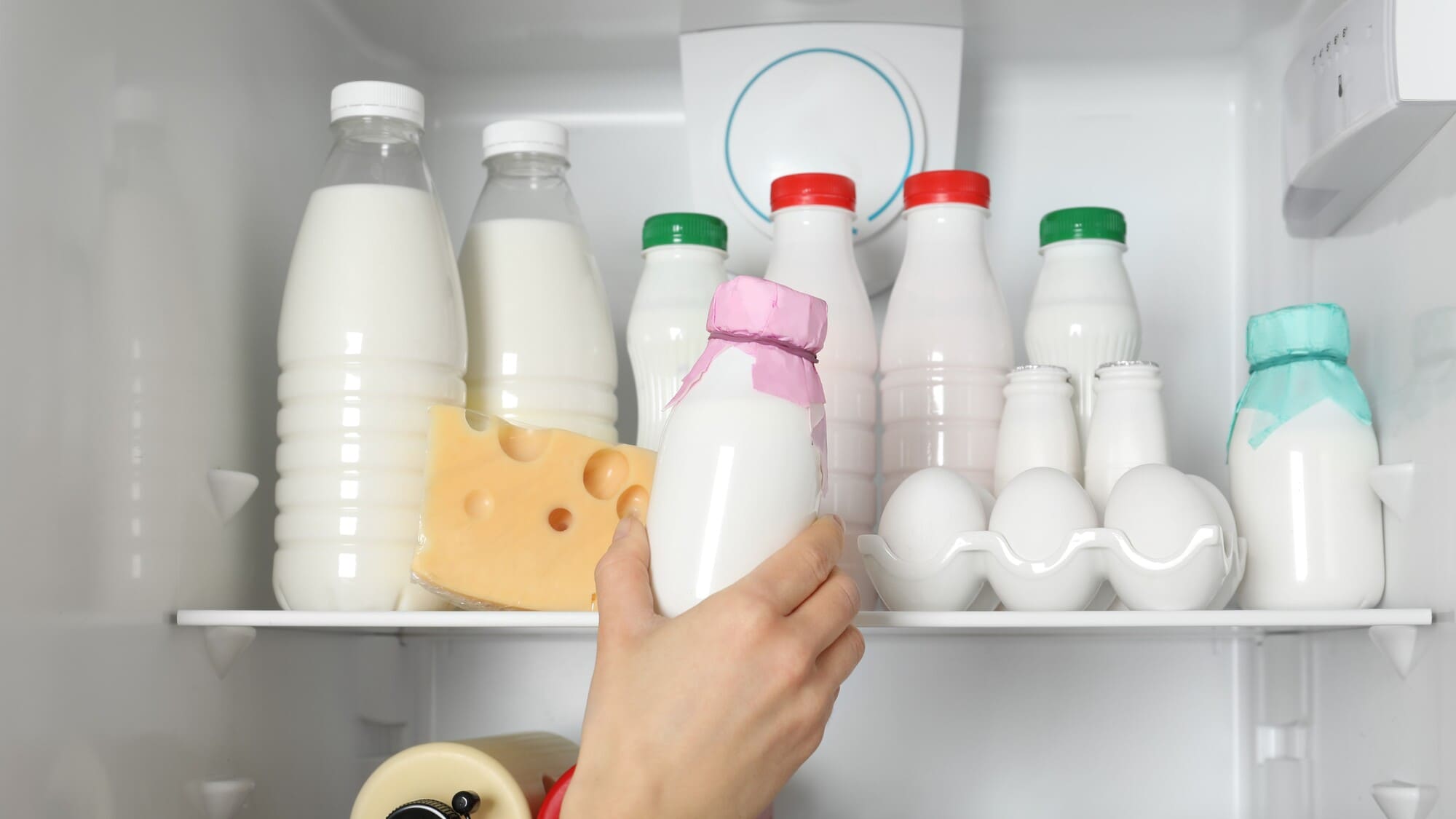 Lấy sữa chua kefir khỏi tủ lạnh (5) - BOH Kefir