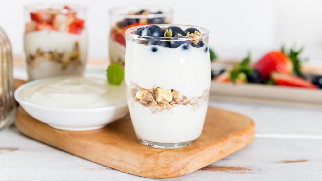 Sữa chua kefir ăn kèm granola và việt quất