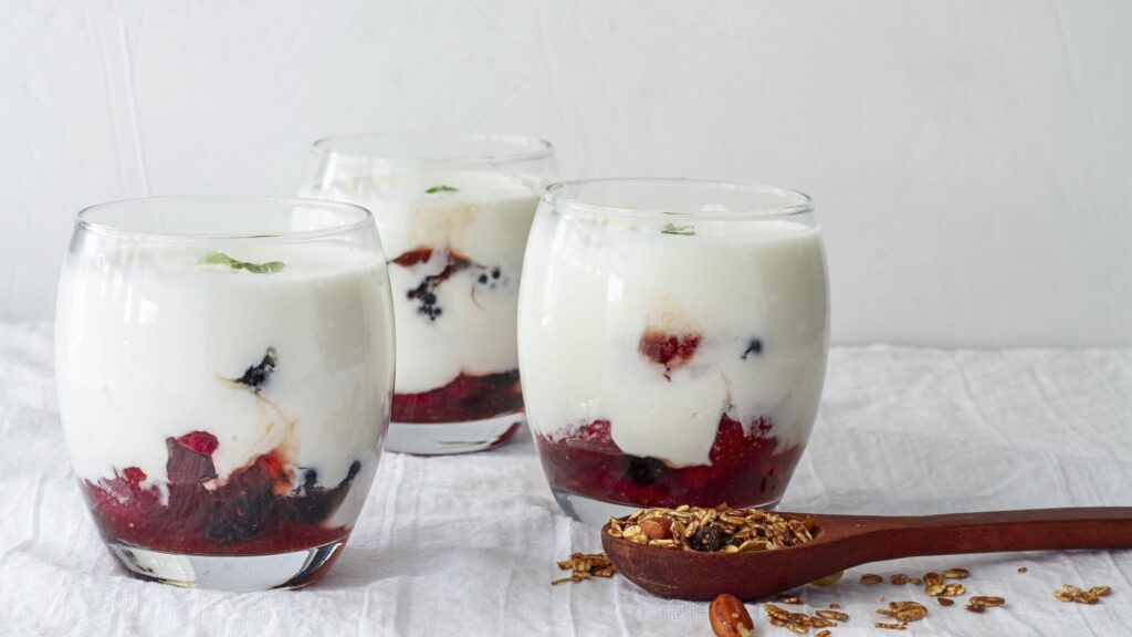 Sữa chua kefir ăn kèm mứt trái cây