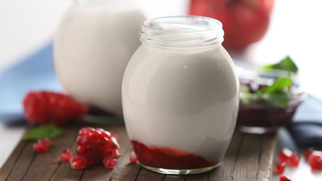 Sữa chua kefir kèm mứt phúc bồn tử