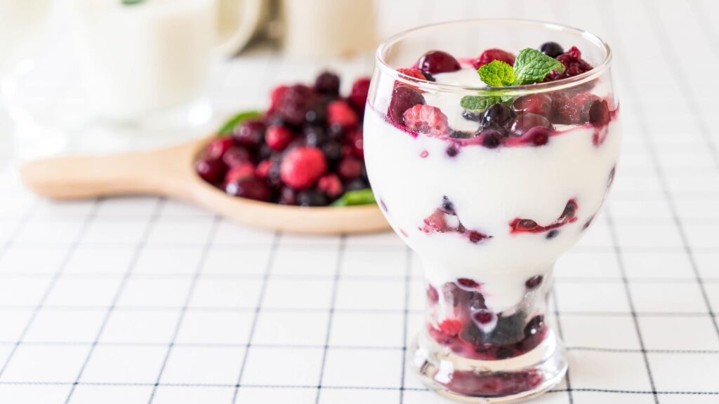 Sữa chua kefir kèm quả mọng tươi - BOH Kefir