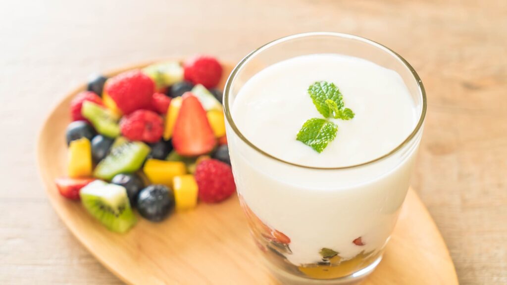 Sữa chua kefir nguyên chất ăn kèm trái cây tươi