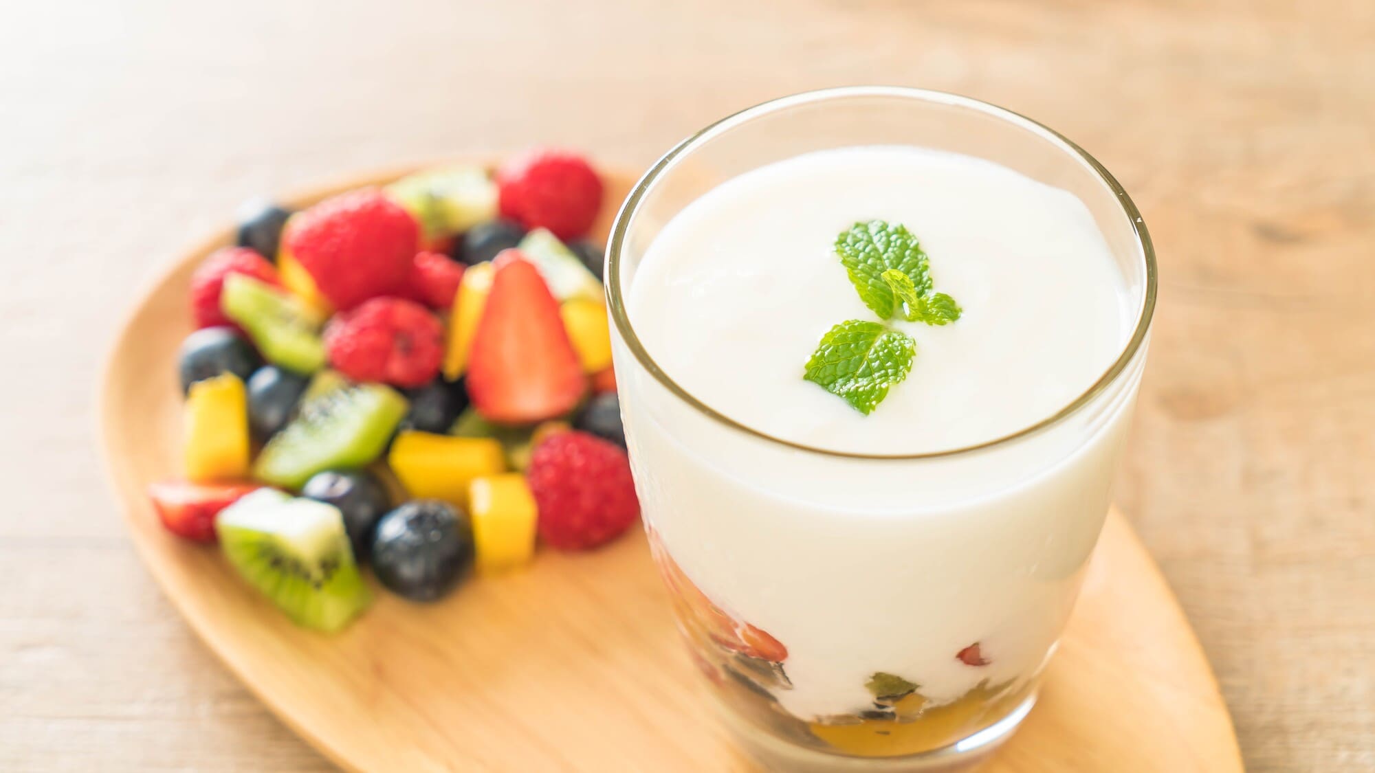 Sữa chua kefir nguyên chất ăn kèm trái cây tươi - BOH Kefir