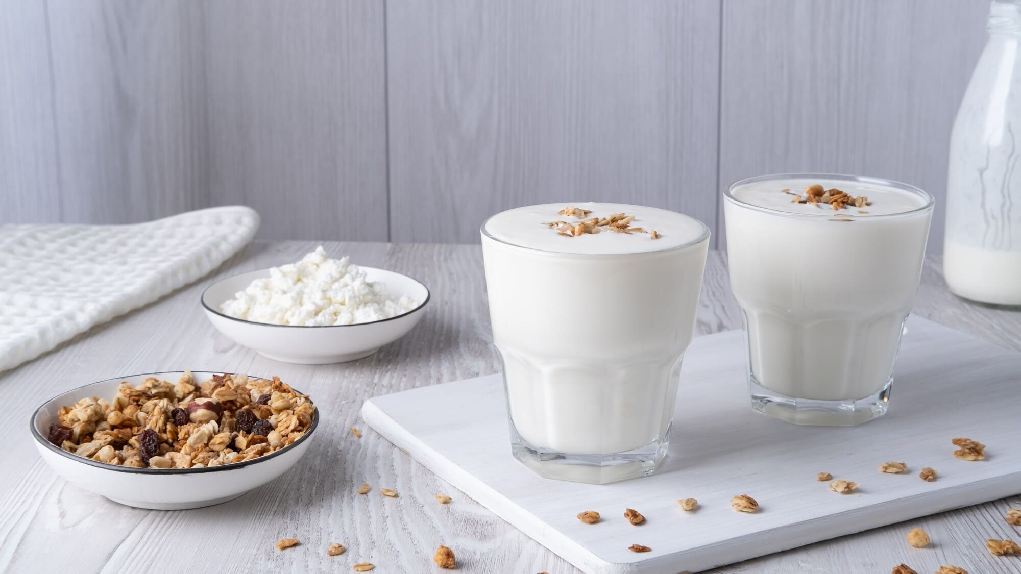 Sữa chua kefir nguyên chất kèm granola (1) - BOH Kefir