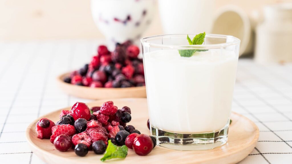 Sữa chua kefir nguyên chất kèm quả mọng