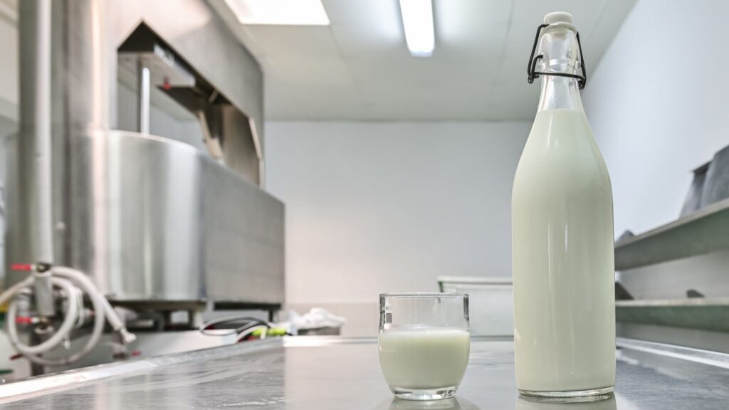 Sữa chua kefir nguyên chất trong chai thuỷ tinh