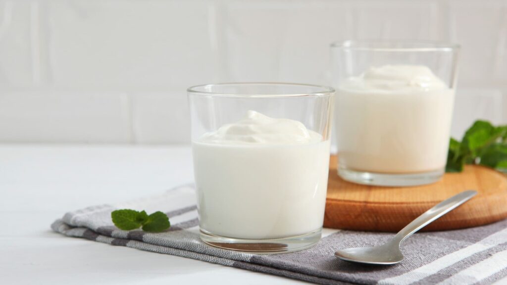 Sữa chua kefir nguyên chất trong ly - BOH Kefir