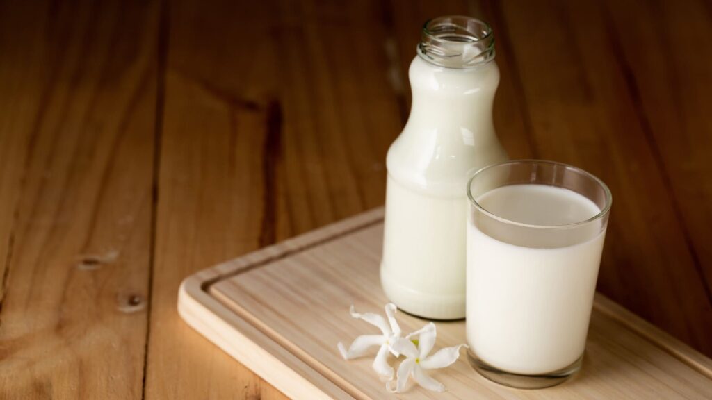 Sữa chua kefir nguyên chất trong ly thuỷ tinh (1) - BOH Kefir