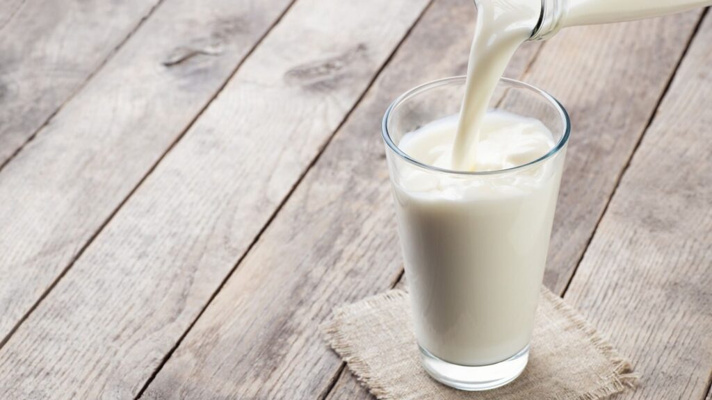 Sữa chua kefir nguyên chất trong ly thuỷ tinh - BOH Kefir