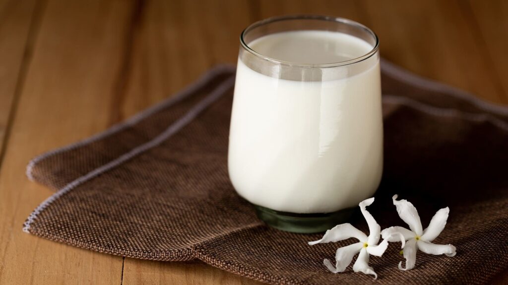 Sữa chua kefir nguyên chất trong ly thuỷ tinh