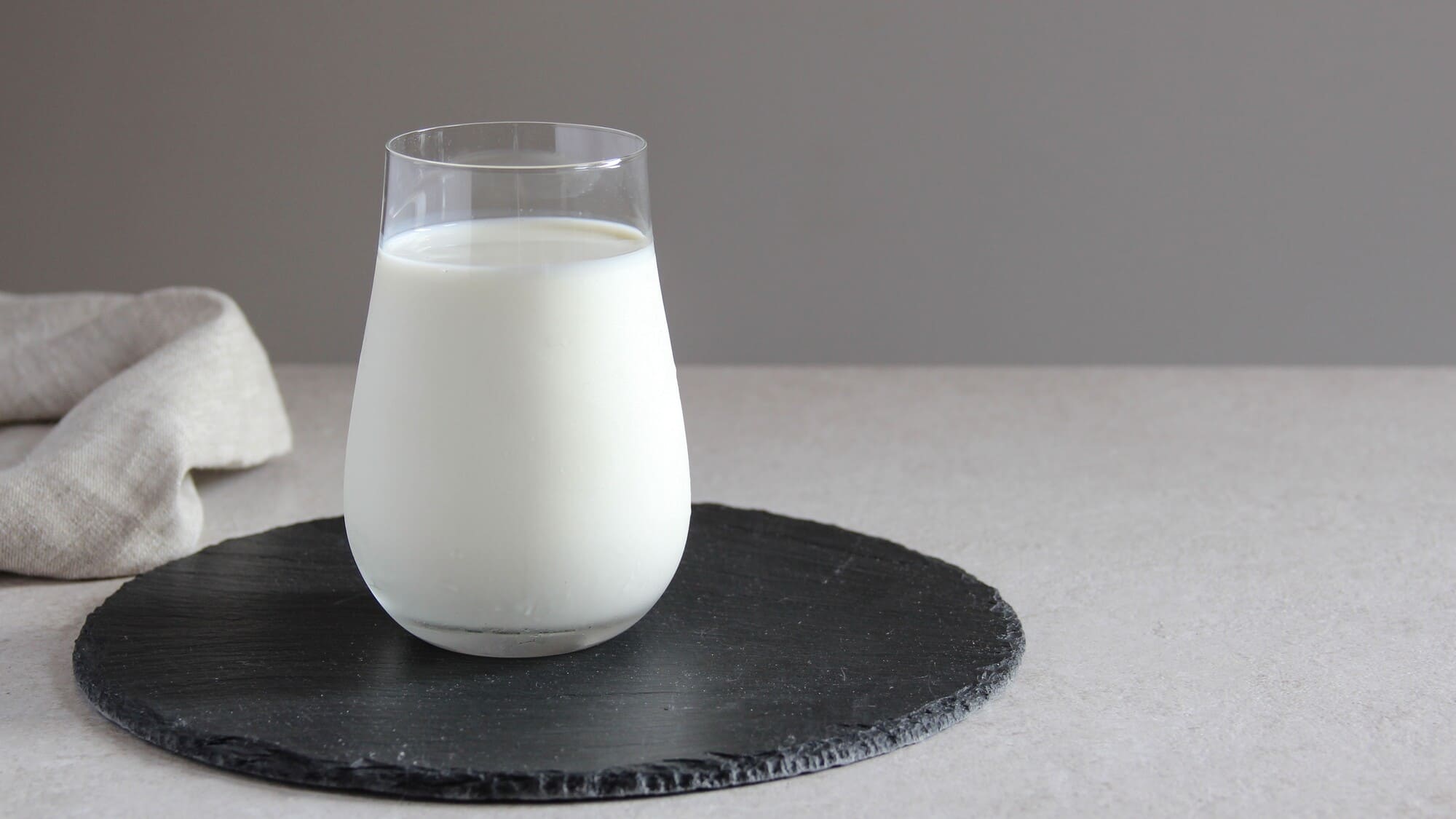 Sữa chua kefir nguyên chất trong ly thuỷ tinh (4) - BOH Kefir