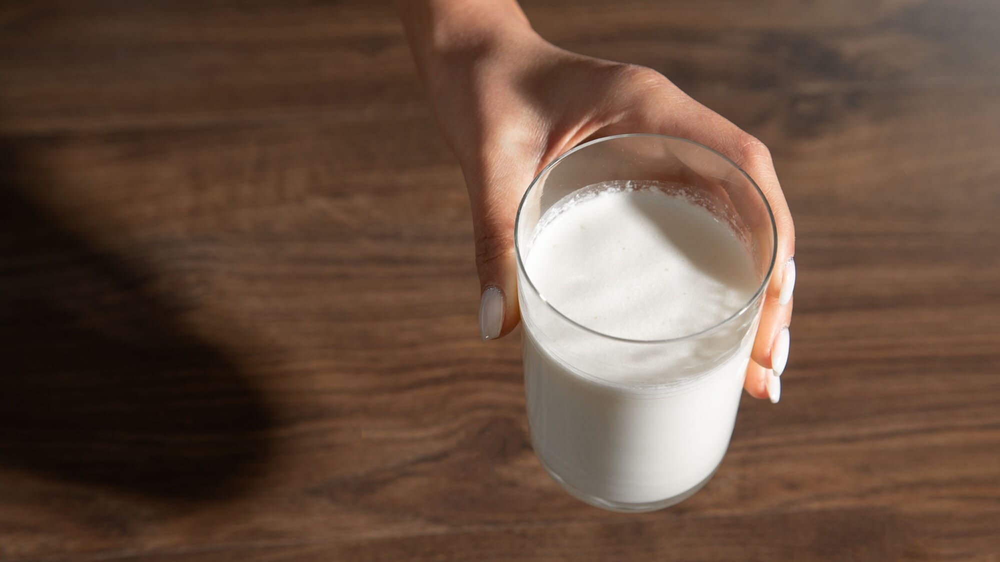 Sữa chua kefir nguyên chất trong ly thuỷ tinh (8) - BOH Kefir