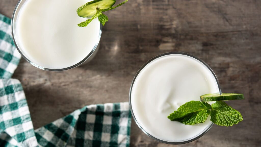 Sữa chua kefir nguyên chất và dưa leo bạc hà