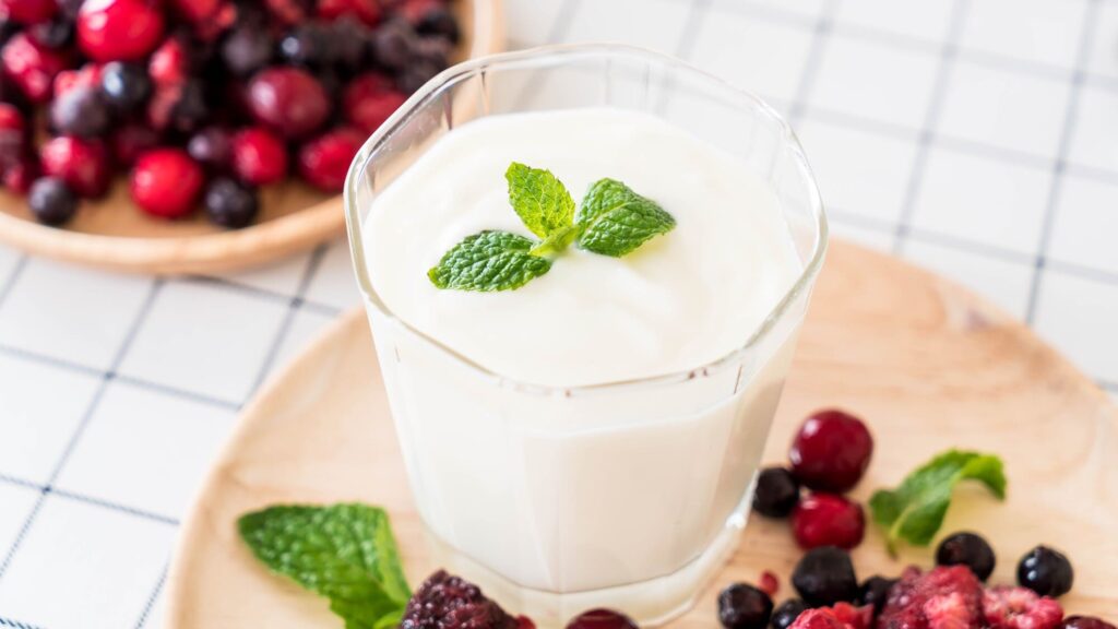 Sữa chua kefir nguyên chất và quả mọng