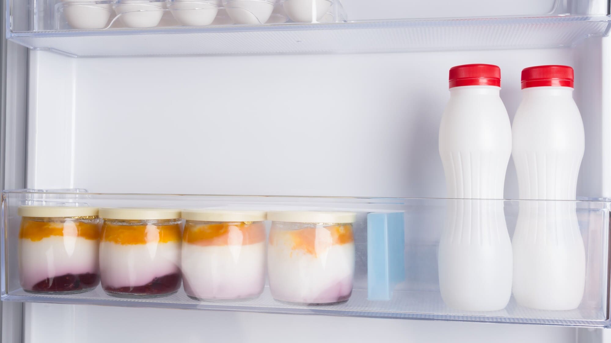 Sữa chua kefir trong ngăn mát tủ lạnh (1) - BOH Kefir