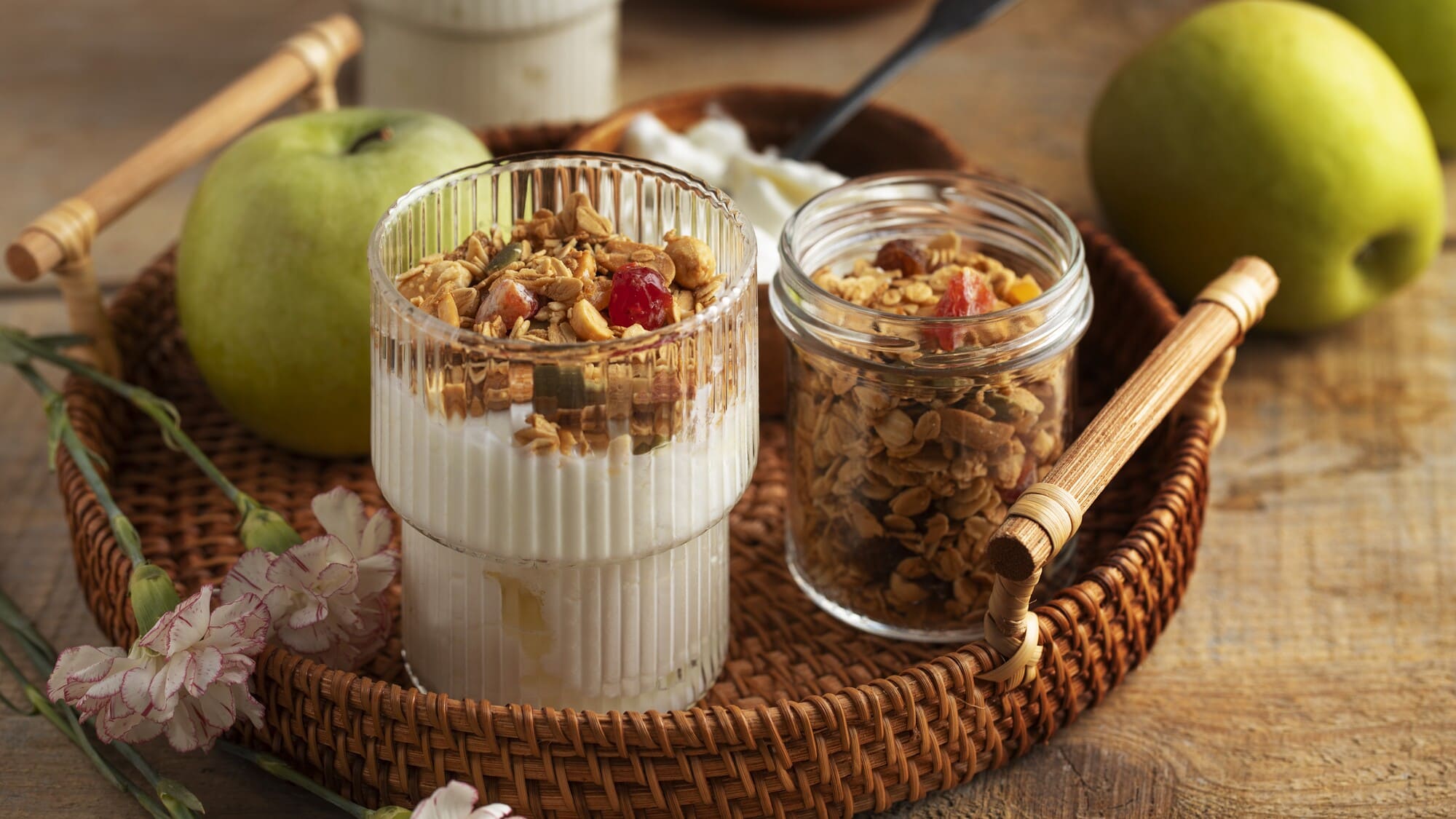 Sữa chua kefir với granola và trái cây (1) - BOH Kefir
