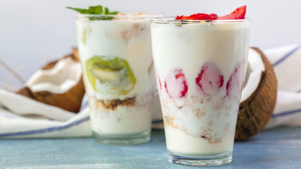 Sữa chua kefir với granola và trái cây - BOH Kefir