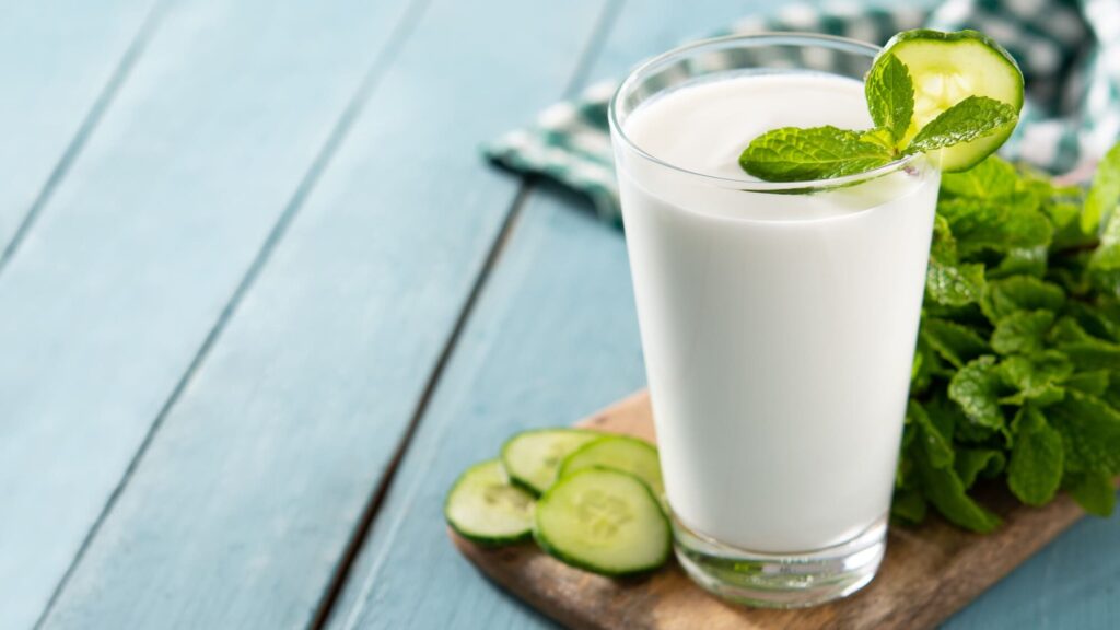 Sữa chua nguyên chất và dưa leo bạc hà